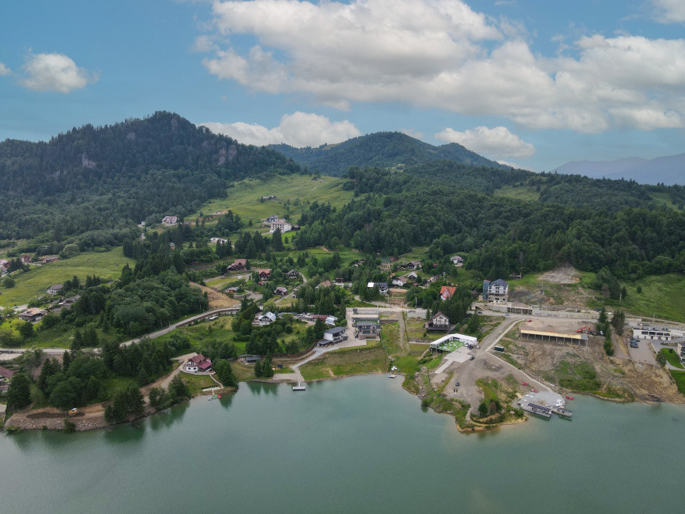 Locatie Exclusiva  la Colibita  doua Vile de lux si terenul aferent 