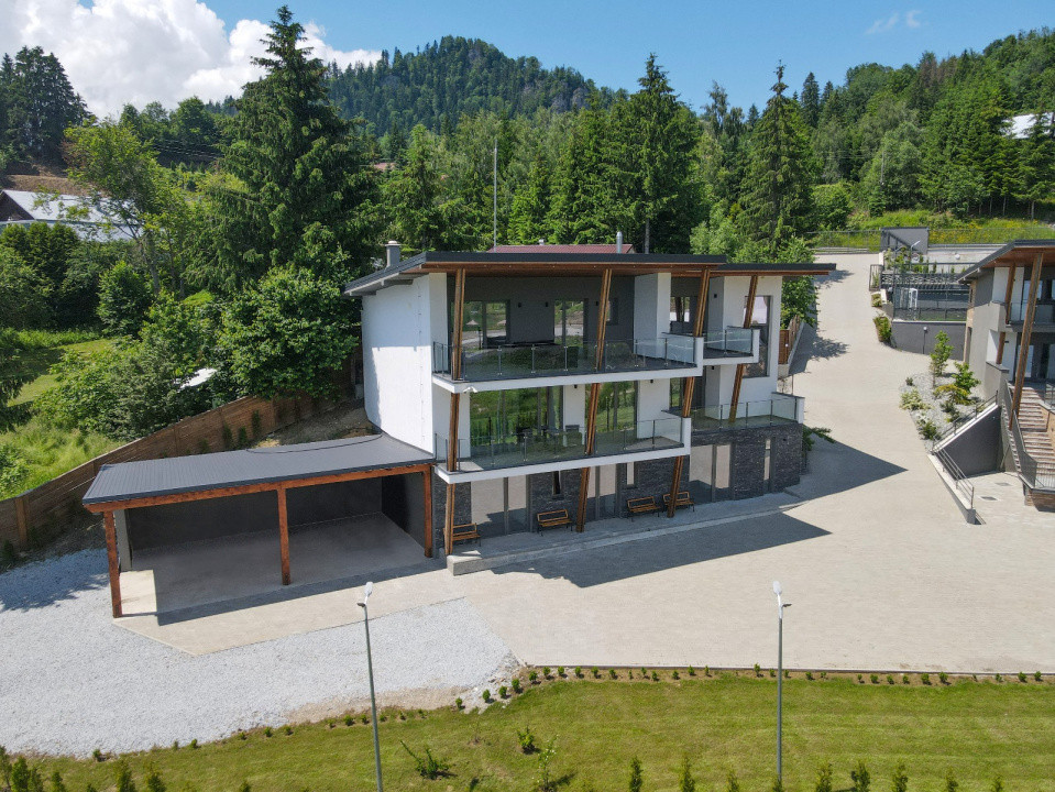 Locatie Exclusiva  la Colibita  doua Vile de lux si terenul aferent 