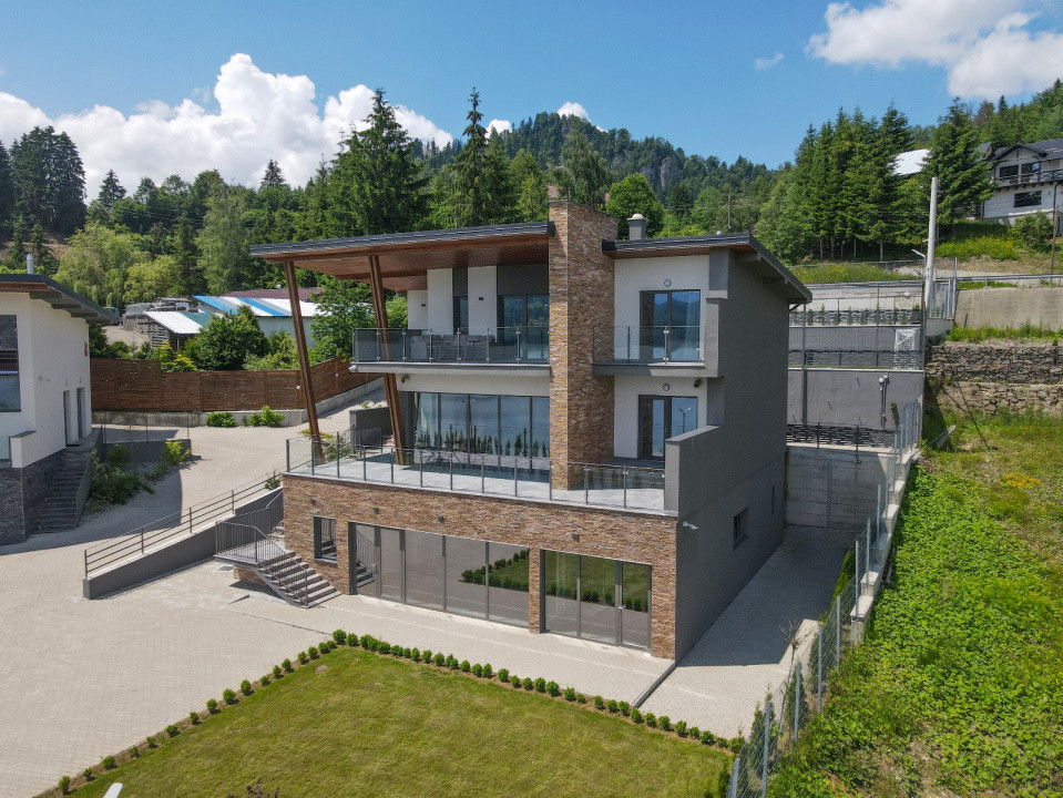 Locatie Exclusiva  la Colibita  doua Vile de lux si terenul aferent 