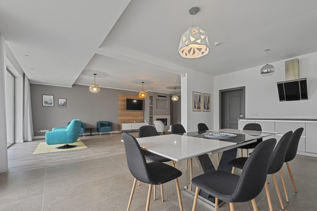 Locatie Exclusiva  la Colibita  doua Vile de lux si terenul aferent 