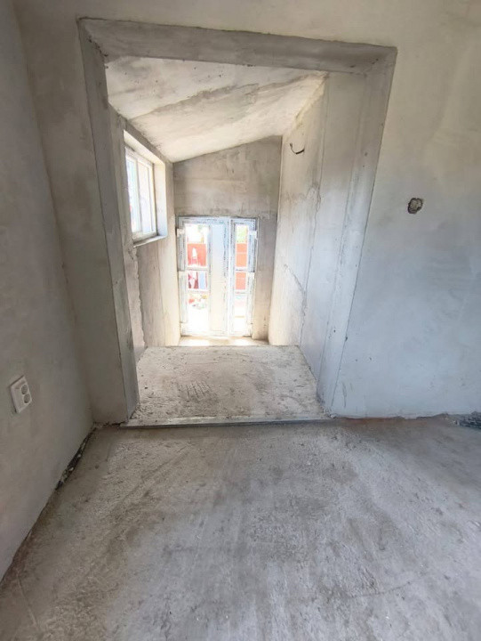 Casa de vanzare 80 mp - 4 camere- teren 400mp -105 000 euro.