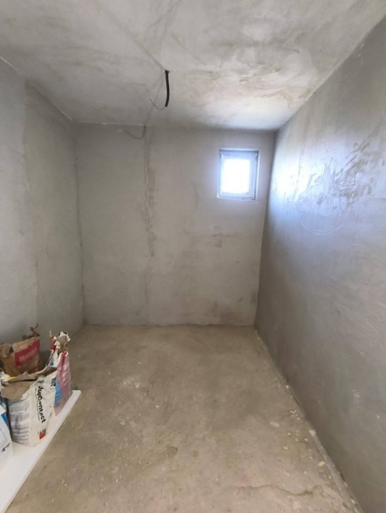 Casa de vanzare 80 mp - 4 camere- teren 400mp -105 000 euro.